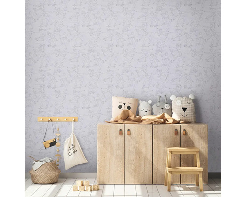 Detská izba s tapetou so skateboardovým motívom, drevenou komodou a plyšovými hračkami