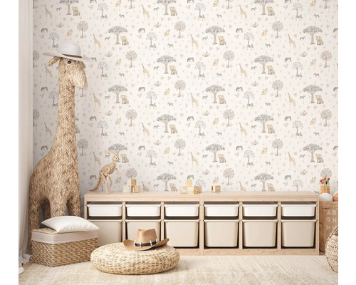 Detská izba s tapetou s motívmi zvierat, regálmi, úložnými boxmi a hračkami