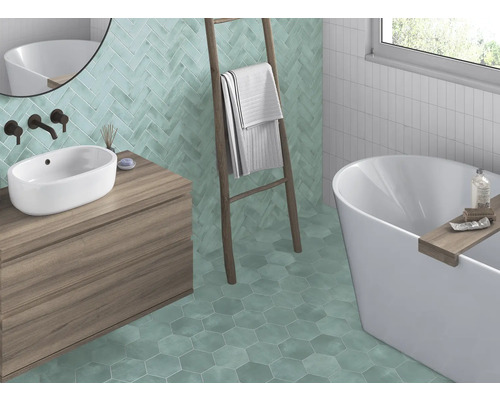 Kúpeľňa s umývadlom, vaňou, rebríkom a obkladmi stien a podláh rôznych tvarov