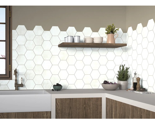 Kuchynská scéna s bielymi šesťhrannými dlaždicami na stene, doplnená drevenou policou a pracovnou doskou