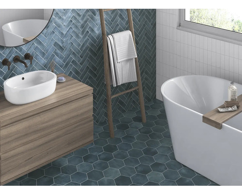 Kúpeľňa s umývadlom, vaňou, rebríkom na uteráky a obkladmi stien a podlahy