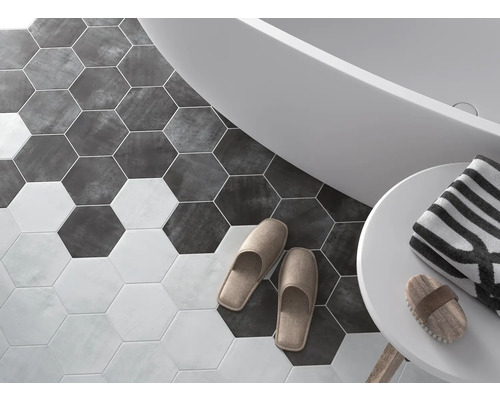 Kúpeľňa so šesťhrannou dlažbou, vaňou, uterákom a papučami