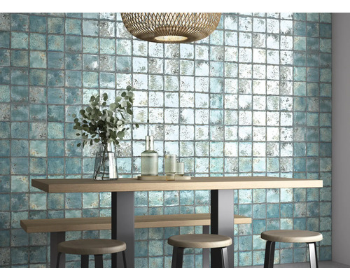 Dekoratívny interiér s obkladačkami, dreveným stolom a barovými stoličkami