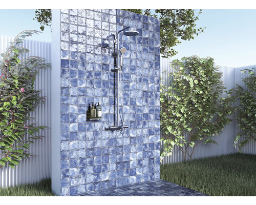 Vonkajšia sprcha s obloženou stenou v záhrade