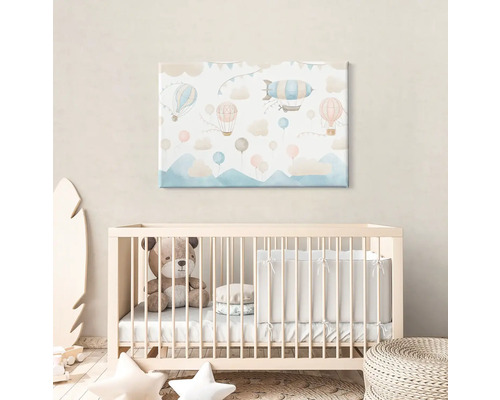 Detská izba s detskou postieľkou a nástennou maľbou s motívmi balónov a vzducholodí