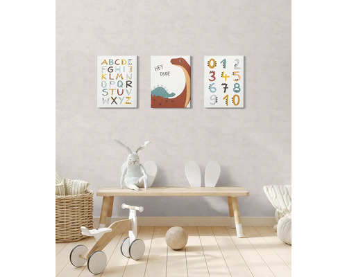 Dekorácia detskej izby s nástennými maľbami s abecedou, dinosaurami a číslami nad drevenou lavicou s hračkami