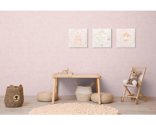 Detská izba so stolom, medvedím košíkom a nástennými maľbami s motívom zámku, koča a rozprávok