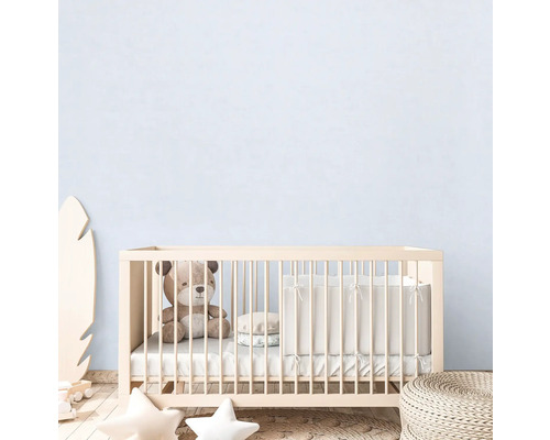 Detská izba s detskou postieľkou, medvedíkom a dekoráciou