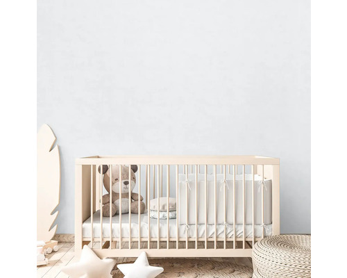 Detská izba s postieľkou, plyšovým medvedíkom a dekoráciou