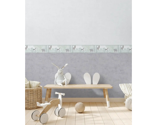 Detská izba s bordúrou, hračkami a svetlou drevenou podlahou