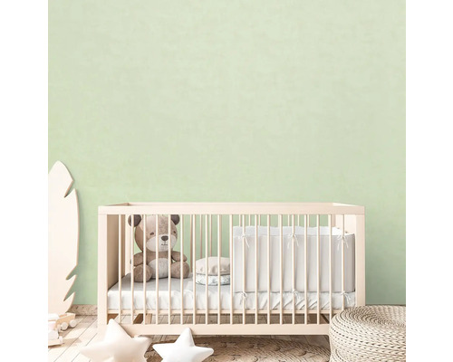 Detská izba s postieľkou, medvedíkom a dekoratívnymi prvkami.