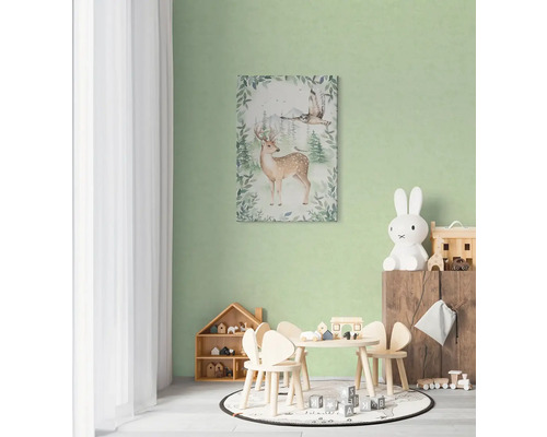 Svetlá detská izba s nástennou maľbou jeleňa a sovy nad detským stolom