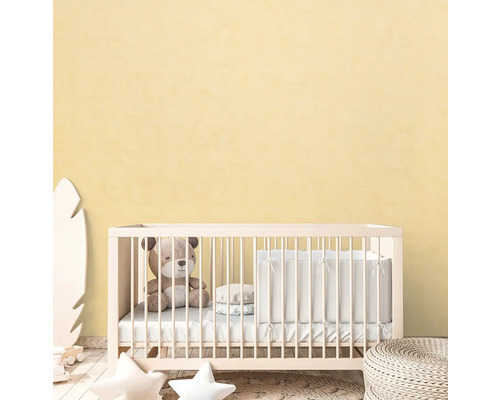 Detská izba s postieľkou, plyšovým medveďom a dekoráciou