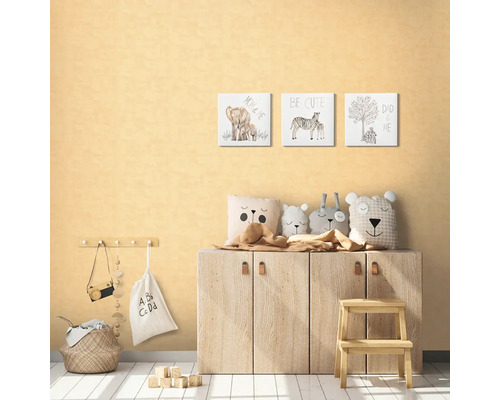 Detská izba s drevenou skriňou, nástennými obrazmi, vankúšmi a hračkami pre útulnú atmosféru