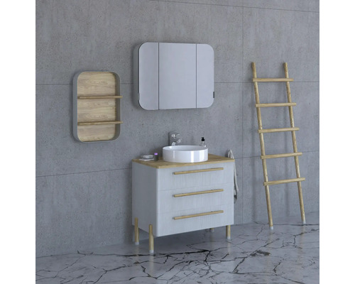 Kúpeľňa s umývadlom, zrkadlová skrinka, polica a rebrík