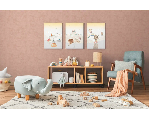 Detská izba s nástennými maľbami cirkusových zvierat, drevenou policou, hračkami a kobercom