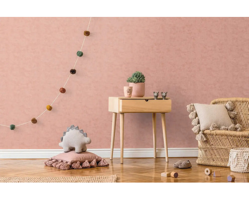 Detská izba s dreveným písacím stolom, prúteným kreslom a dekoratívnymi prvkami