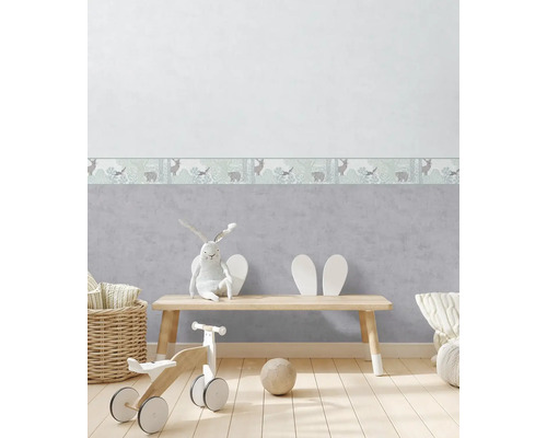 Detská izba s tapetou s lesnými zvieratami, drevenou podlahou a hračkami