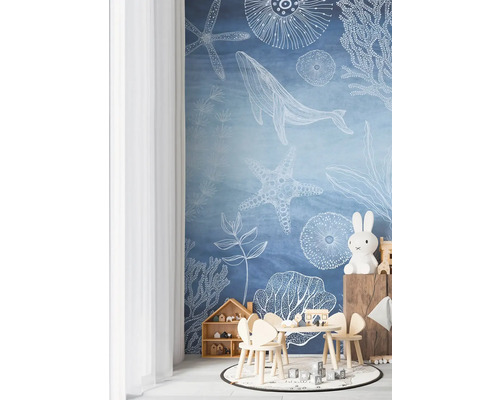 Detská izba s nástennou maľbou, detským stolom a stoličkami