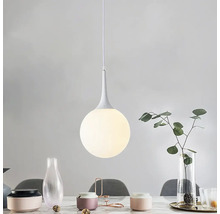 Závesná lampa s guľatým skleneným tienidlom nad jedálenským stolom