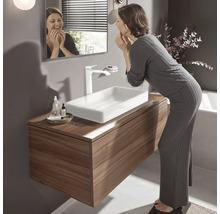 Moderná kúpeľňa s umývadlom, umývadlovou misou a zrkadlom