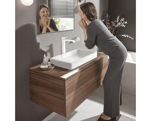 Moderná kúpeľňa s umývadlom, umývadlovou misou a zrkadlom