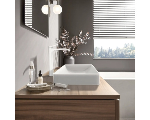 Kúpeľňová skrinka s umývadlom na dosku a batériou