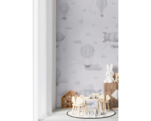 Detská izba s tapetou so vzorom teplovzdušného balóna, detským nábytkom a dekoráciou