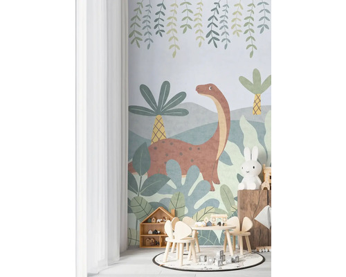 Detská izba s tapetou s dinosaurami, stolom, stoličkami a hračkami