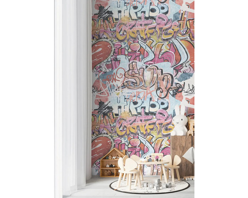 Detská izba s tapetou v štýle graffiti, detský stôl a stoličky
