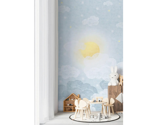 Detská izba s tapetou s motívom oblakov, stolom a stoličkami