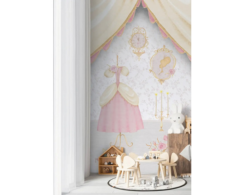 Detská izba s tapetou s motívom princeznej, stôl a stoličky
