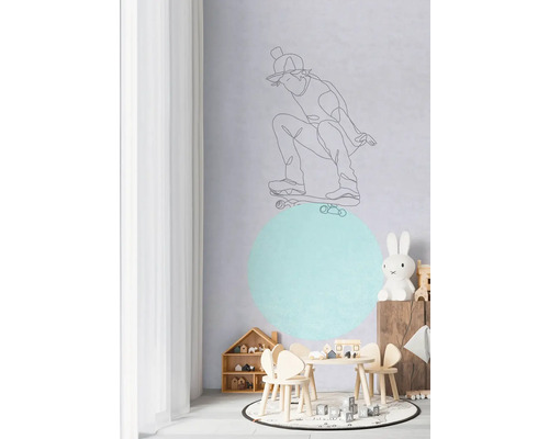 Detská herňa so stolom, stoličkami, regálmi a nástennou maľbou so skateboardistom