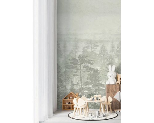 Detská izba s tapetou s motívom lesa, detská stolová zostava a hračky