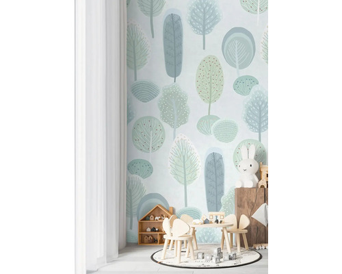 Detská izba s tapetou s motívom lesa, detským nábytkom a dekoráciami