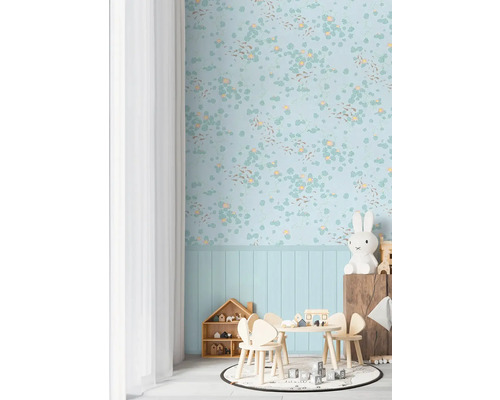 Detská izba s modrou tapetou so vzorom lekien, detský stôl so stoličkami a hračkami