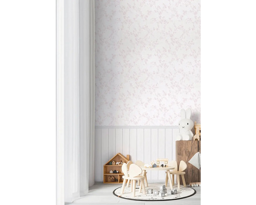 Detská izba so vzorovanou tapetou, detským stolom a stoličkami.
