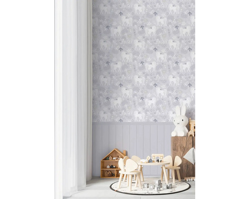 Detská izba s tapetou s jednorožcami, dreveným stolom a stoličkami