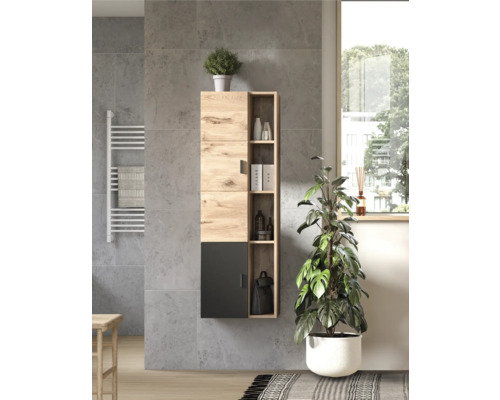 Moderná kúpeľňa so závesnou skrinkou vo vzhľade dreva a tmavými dverami