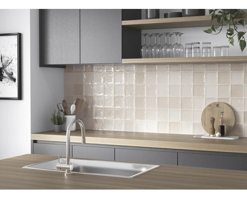 Kuchynská scéna s drezom, vodovodnou batériou a štvorcovými obkladačkami