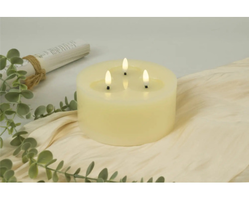 Dekoratívna stĺpová sviečka s tromi LED plameňmi na látke