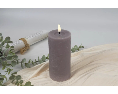 Dekoratívna stĺpová sviečka so simulovaným plameňom