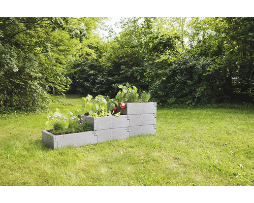 Plastový vyvýšený záhon s rastlinami v záhrade