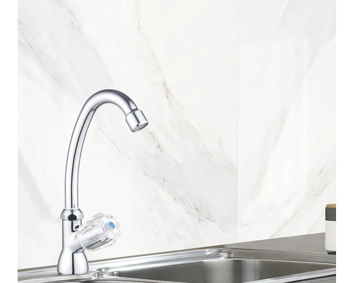 Kuchynská batéria z kovu s priehľadnou rukoväťou v umývadle