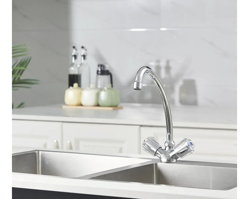 Chrómová kuchynská batéria s dvojitým drezom v kuchyni