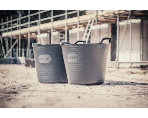 Dve plastové kalfasy s držadlami na stavenisku