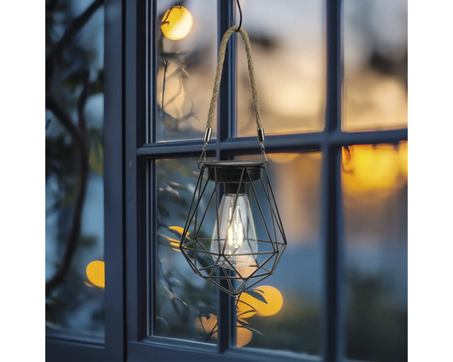 Dekoratívna solárna lampa so zavesením na lane a geometrickým kovovým rámom