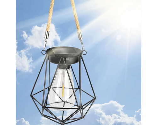 Solárna lampa s geometrickým tienidlom a závesom z lana na pozadí modrej oblohy