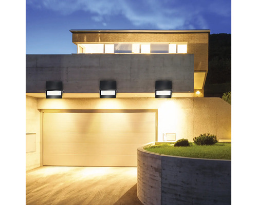 Fasáda domu s garážou a tromi čiernymi nástennými svietidlami
