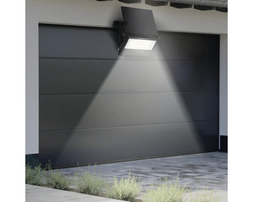 LED vonkajší reflektor na stene garáže